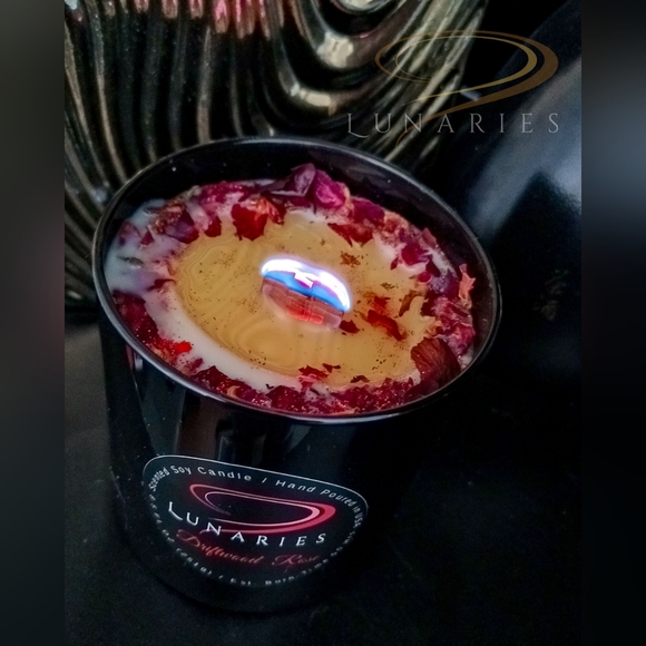 Driftwood Rose Soy Wax Candle with Wooden Wick and Botanicals - Picture 6 of 11